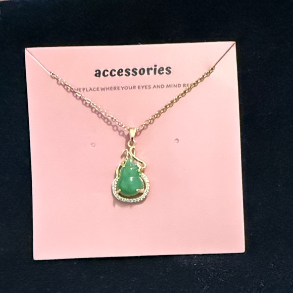 Elegant Green Pendant Necklace - Picture 1 of 2